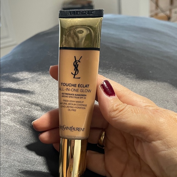 Yves Saint Laurent Touche Éclat All-In-One Glow Foundation - Fresh Dewy b40 - Picture 1 of 2